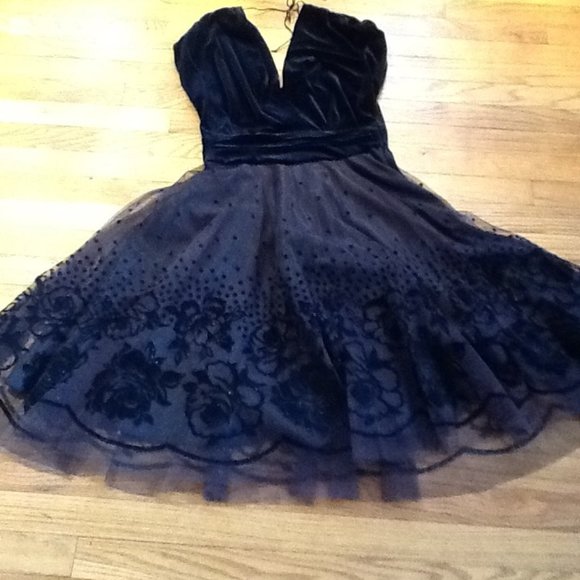 Gorgeous Black Velvet and Tulle Gown - Picture 2 of 7